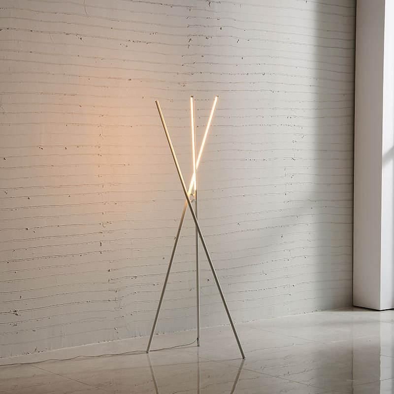 119865-415d00.jpeg Modern Nordic LED Floor Lamp – Minimalist Aluminum 3-Prong Design for Elegant Home Lighting - Image 1